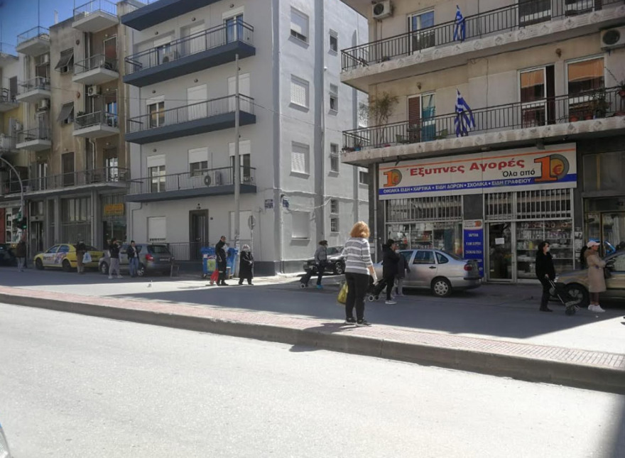 Κορωνοϊός: Τεράστιες ουρές στα σούπερ μάρκετ μετά το κλείσιμο της Κυριακής