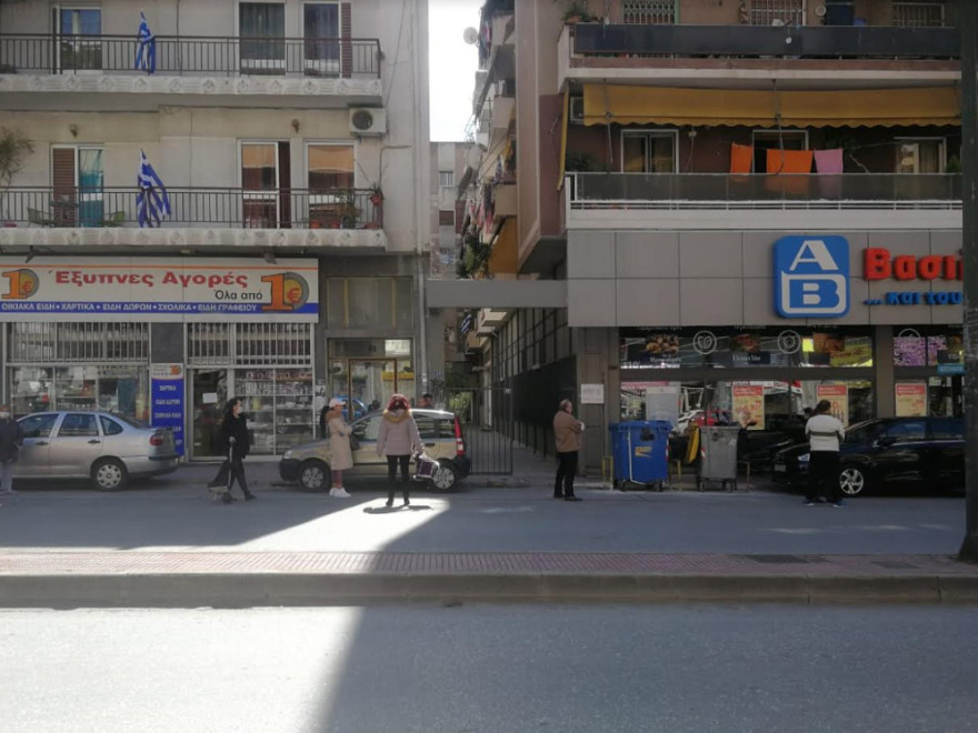 Κορωνοϊός: Τεράστιες ουρές στα σούπερ μάρκετ μετά το κλείσιμο της Κυριακής