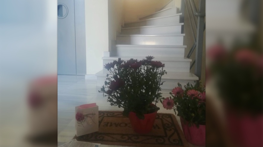 Γενέθλια στην εποχή του κορωνοϊού: Οι γείτονές της στο Ηράκλειο της κατέβασαν την τούρτα με... σχοινί!