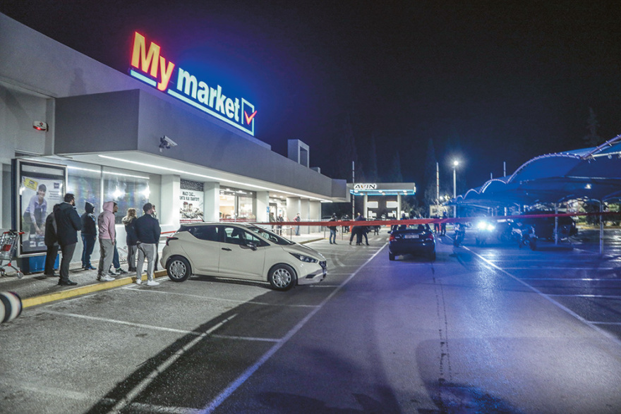 Έγκλημα στην Κηφισιά: Είπε στη μητέρα του «Πάω βόλτα» και σκότωσε τη σύζυγο και τη φίλη της