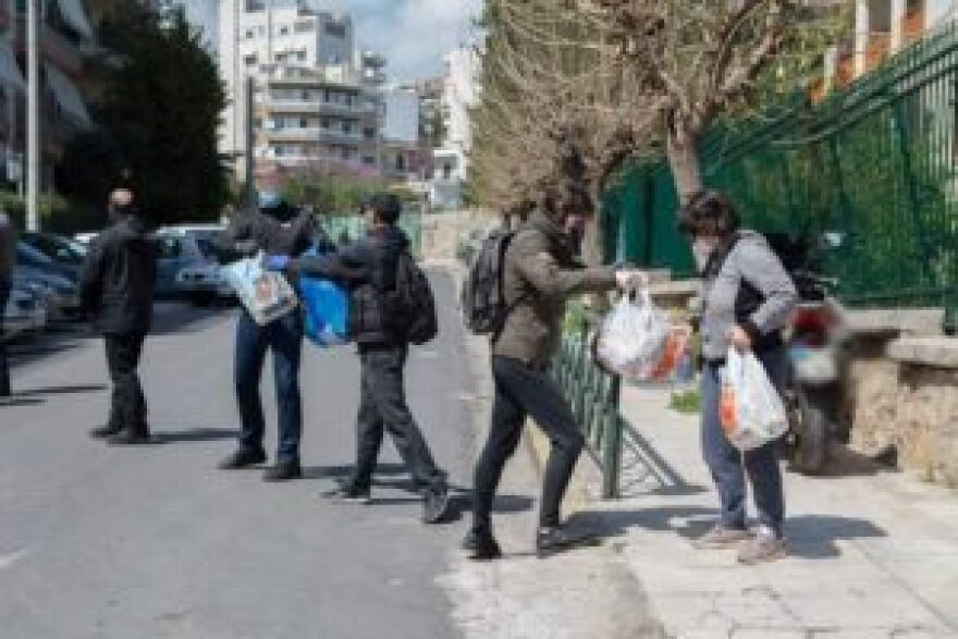 Ο «Ρουβίκωνας» προσέφερε είδη πρώτης ανάγκης στο Γηροκομείο Αθηνών