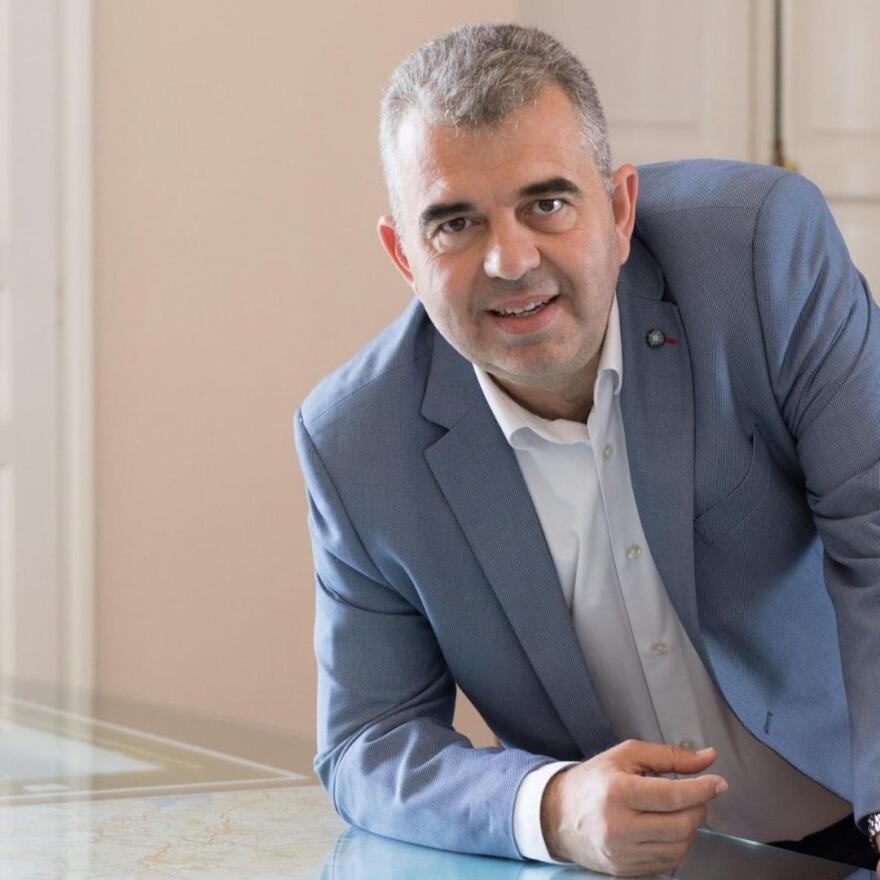 Κάρυστος: Ο πρώτος δήμος που δίνει δωρεάν tablet, internet και εκτυπωτές σε όλους τους μαθητές