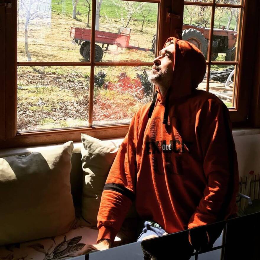 Χαρά Παππά - Μπουράκ Χακί: Με αγροτικές δουλειές περνάει την καραντίνα το ζευγάρι