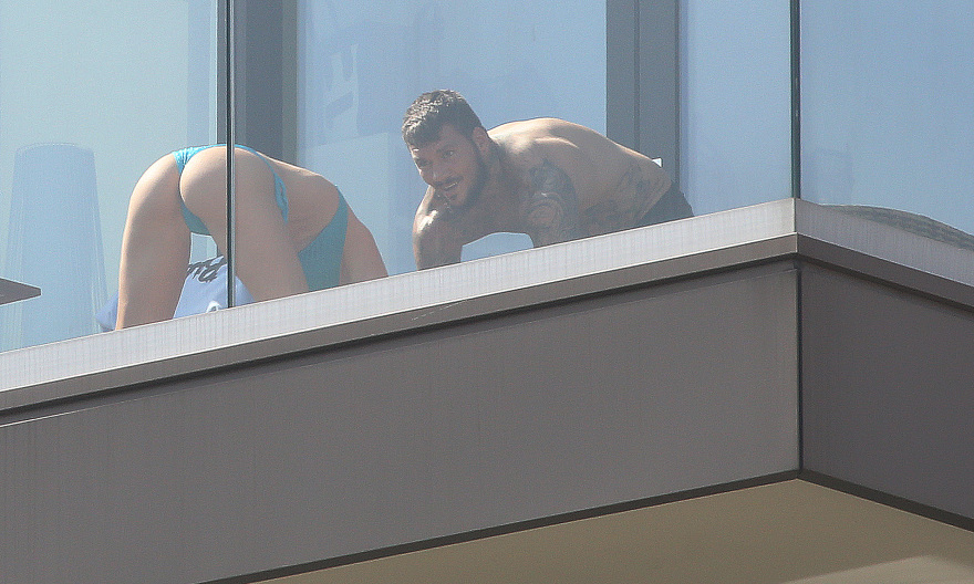 Κορωνοϊός - Ιταλία: Γυμναστική στο μπαλκόνι από την Diletta Leotta  και τον αγαπημένο της Daniele Scardina