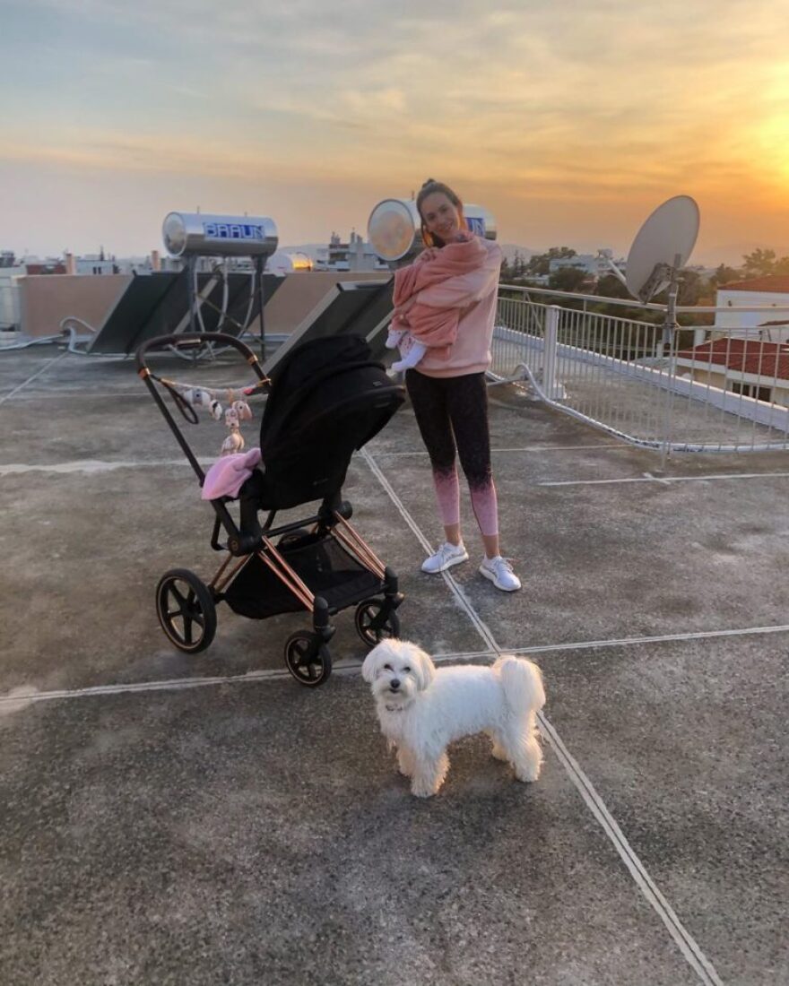 Σάββας Πούμπουρας - Αρετή Θεοχαρίδη: Κάνουν βόλτες την μπέμπα στην ταράτσα