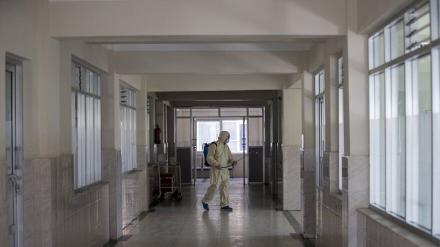 Κορωνοϊός: «Ενιαία» δημόσια υγεία για τον «αιώνα των ιών» λέει καθηγητής της Εθνικής Σχολής Δημόσιας Υγείας