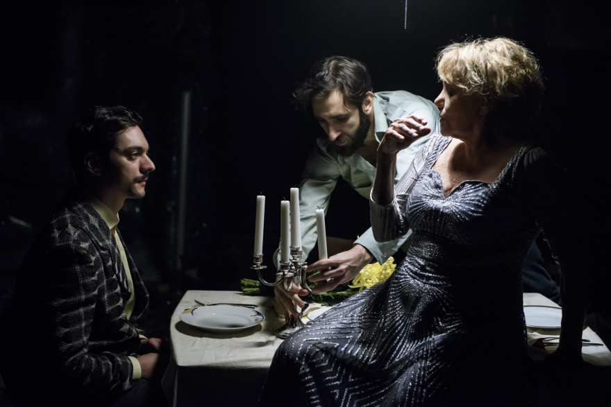 Mένουμε σπίτι - Θέατρο Οδού Κεφαλληνίας: On line από σήμερα  6 εμβληματικές παραστάσεις δωρεάν