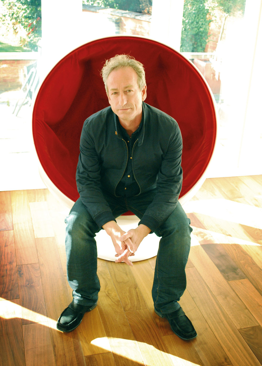 Μάικλ Σπένσερ Τζόουνς: Η ιστορία του θρυλικού εξωφύλλου των Oasis 