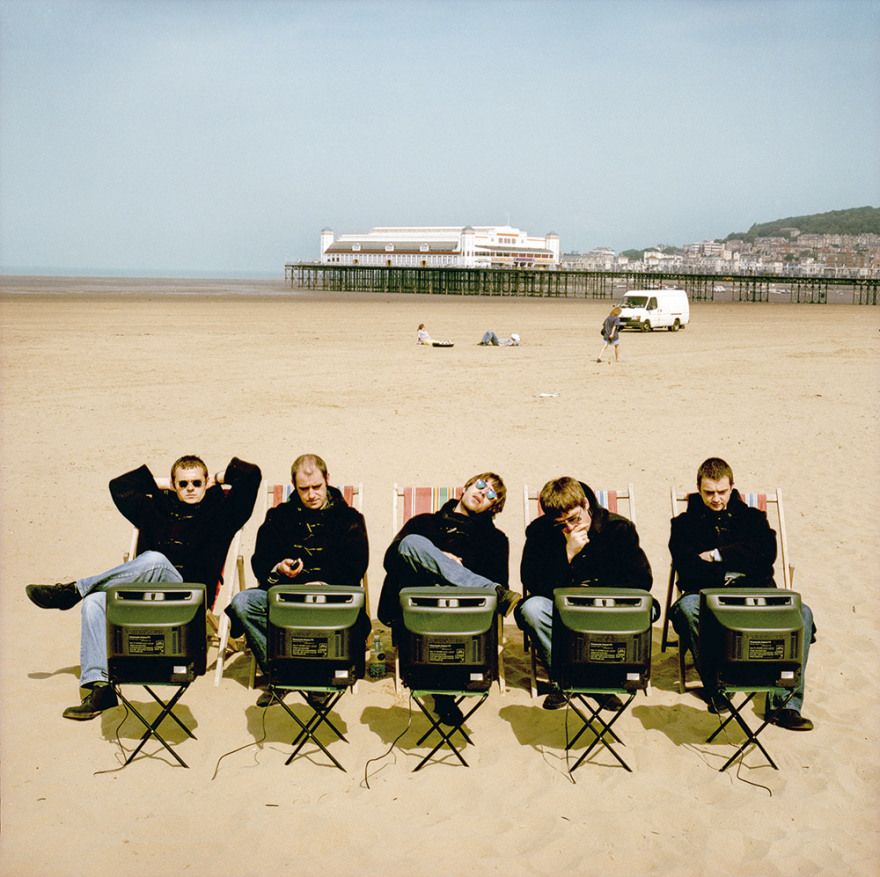 Μάικλ Σπένσερ Τζόουνς: Η ιστορία του θρυλικού εξωφύλλου των Oasis 