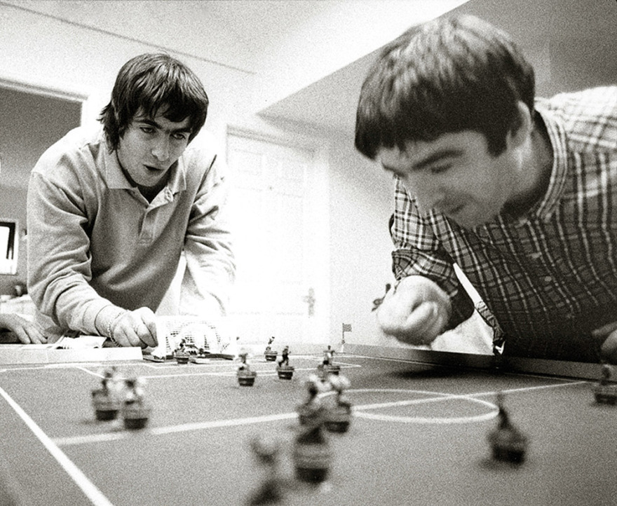 Μάικλ Σπένσερ Τζόουνς: Η ιστορία του θρυλικού εξωφύλλου των Oasis 