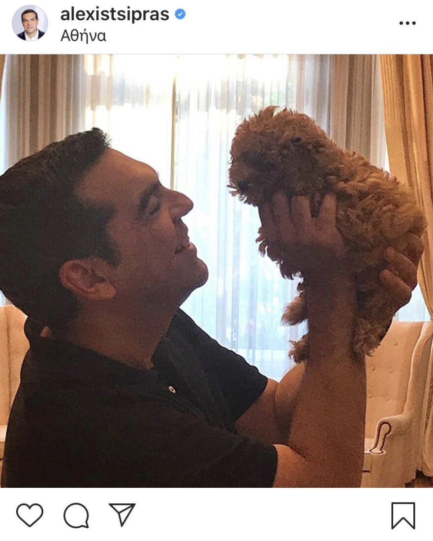 Κορωνοϊός: Ο Αλέξης Τσίπρας στην καραντίνα παρέα με τον σκύλο του 