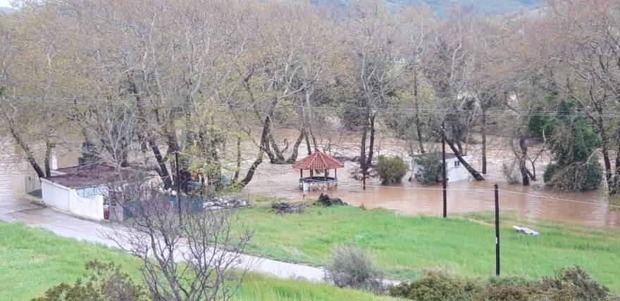 Καιρός: Προβλήματα από την κακοκαιρία σε Χαλκιδική, Τρίκαλα, Εύβοια, Σκιάθο και Ευρυτανία