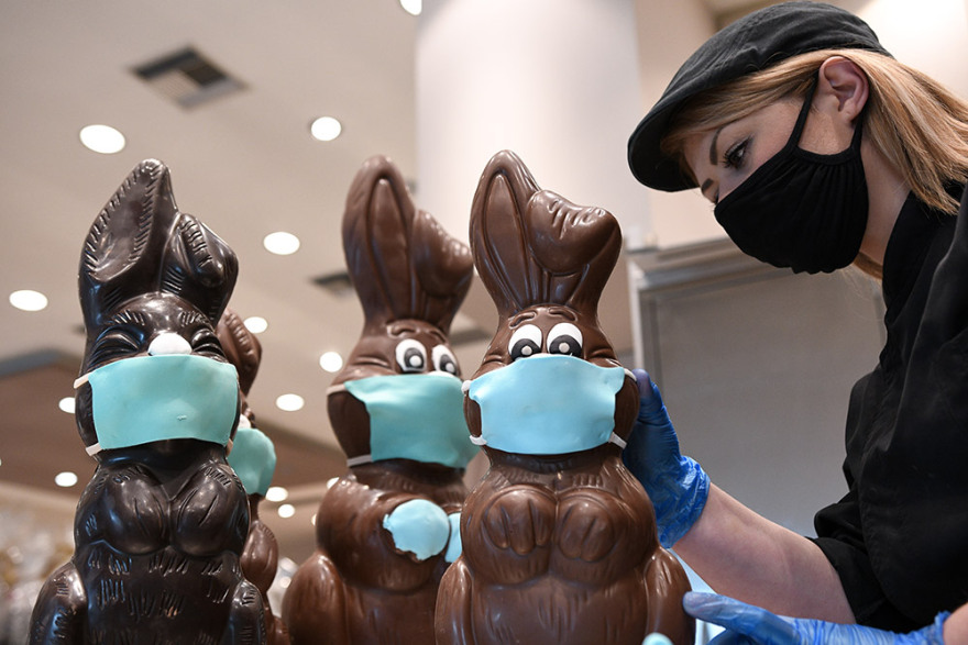 Ζαχαροπλαστείο στη Λυκόβρυση φτιάχνει σοκολατένια λαγουδάκια με... μάσκες και γάντια