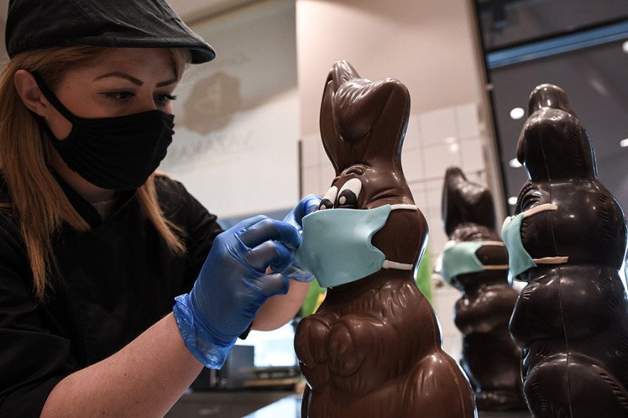 Ζαχαροπλαστείο στη Λυκόβρυση φτιάχνει σοκολατένια λαγουδάκια με... μάσκες και γάντια