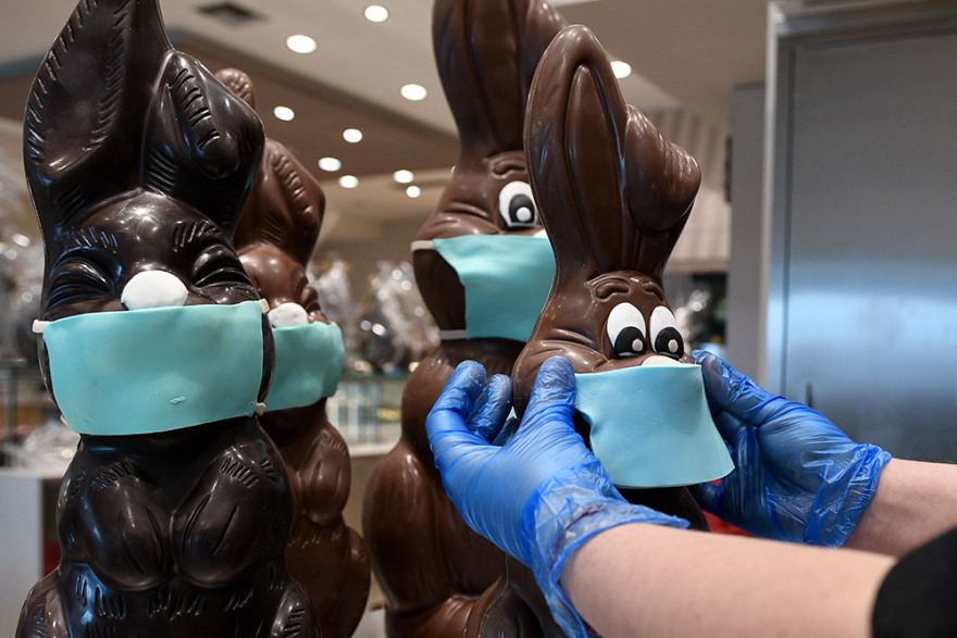 Ζαχαροπλαστείο στη Λυκόβρυση φτιάχνει σοκολατένια λαγουδάκια με... μάσκες και γάντια