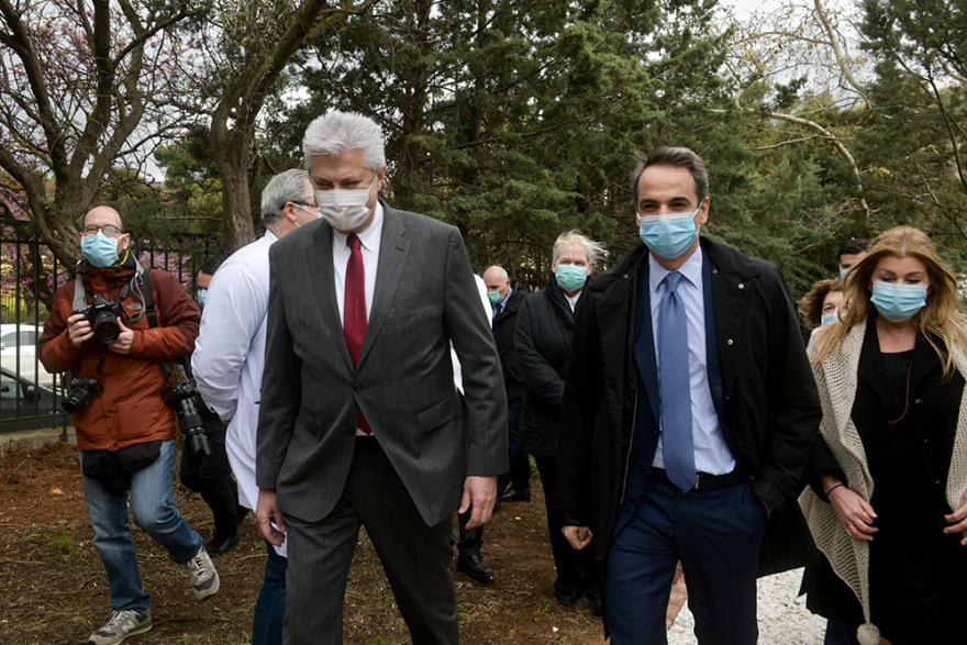 Μητσοτάκης στο Σωτηρία: «Είστε οι ήρωες πίσω από τις μάσκες»