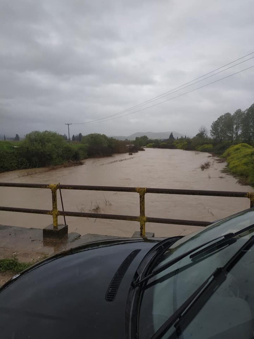Κακοκαιρία: Χτυπά κεντρική και νότια Ελλάδα - Κινδύνευσε ζευγάρι ηλικιωμένων στο Σχηματάρι
