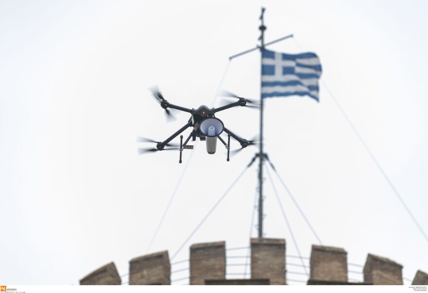 Μέτρα για τον κορωνοϊό: Με drone ενημερώνονται οι πολίτες στην παραλία της Θεσσαλονίκης