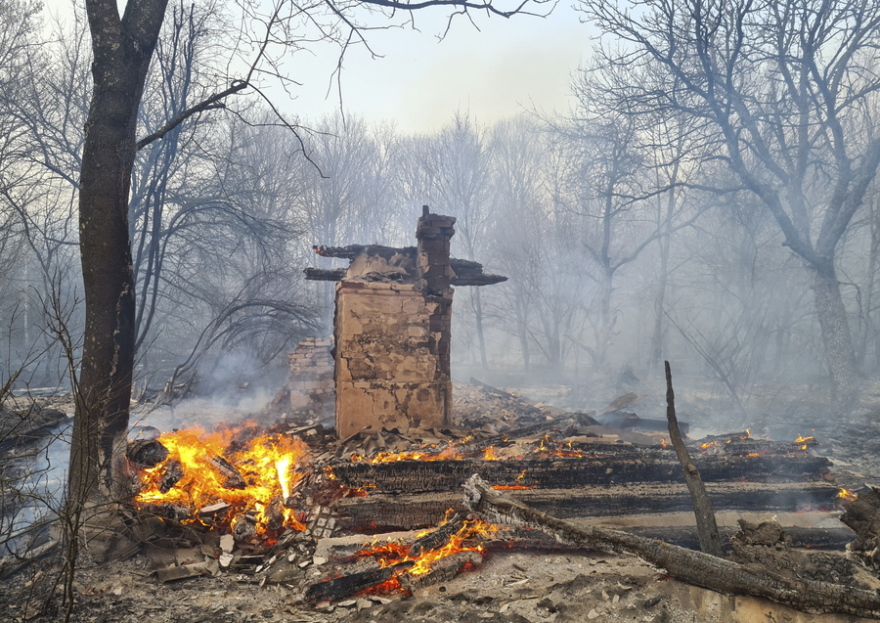 Ουκρανία: Μαίνεται ανεξέλεγκτη η πυρκαγιά στο Τσερνόμπιλ