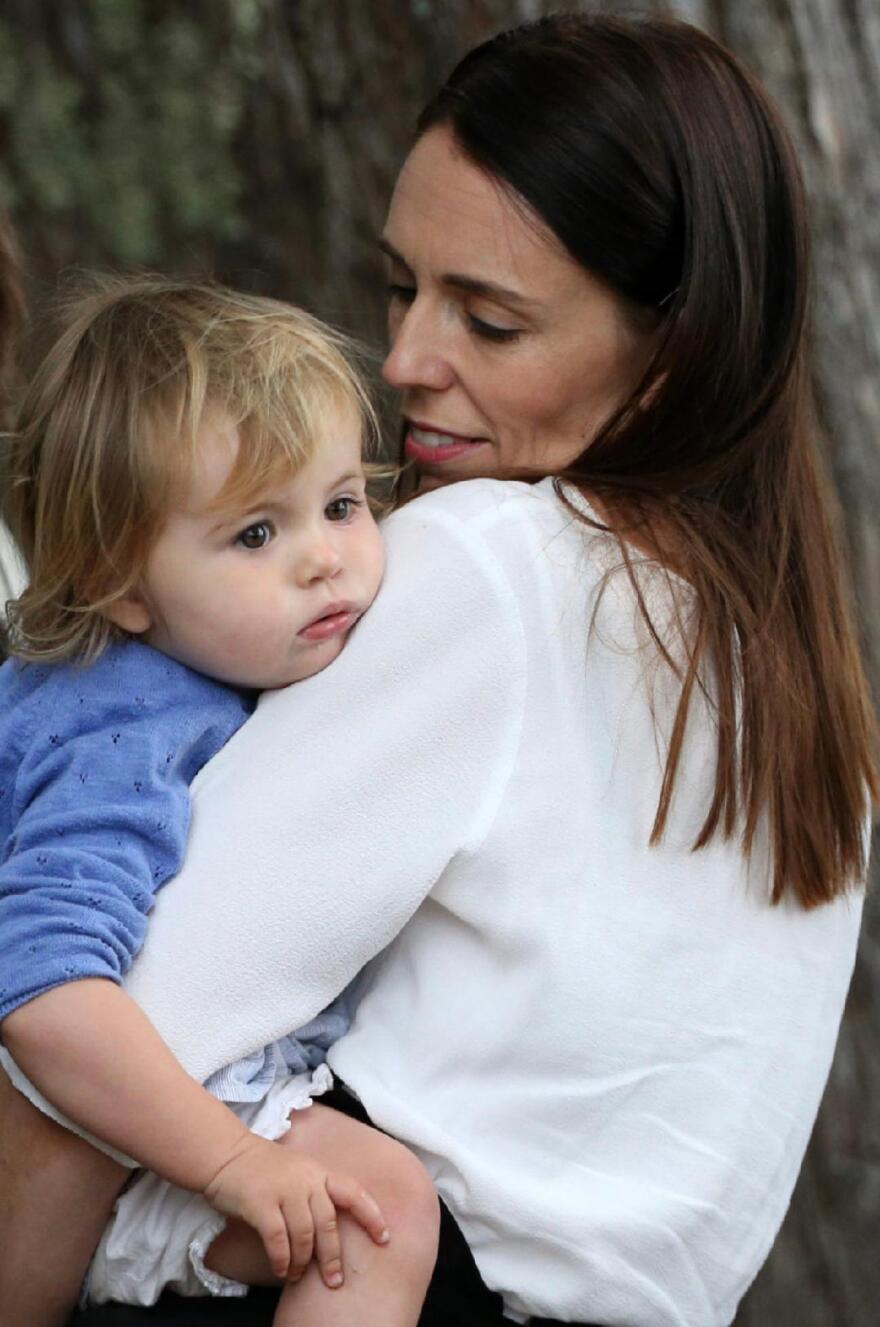 Κορωνοϊός: Ζαΐχ Μεσίας Μπολσονάρου vs Τζασίντα Άρντερν: «Η πεντάμορφη και το τέρας» του Covid-19