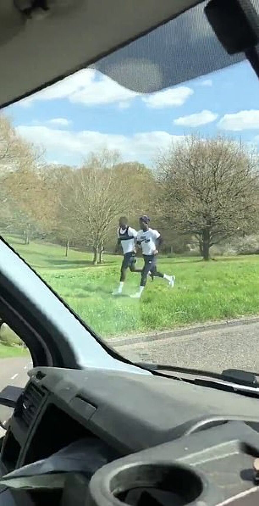 Κορωνοϊός - Ποδόσφαιρο: Προπόνηση σε πάρκο για Μουρίνιο και παίκτες της Τότεναμ