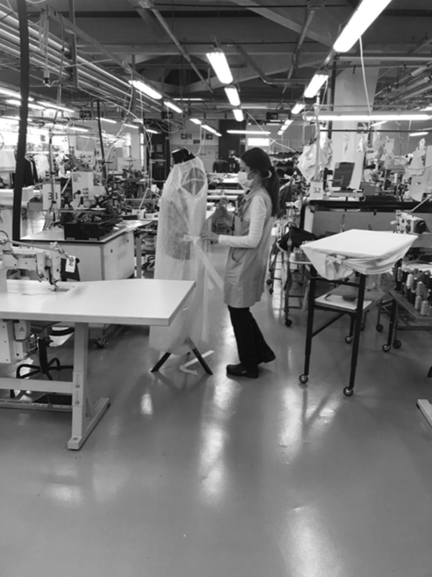 Τζόρτζιο Αρμάνι: Από την υψηλή ραπτική... στην παραγωγή νοσοκομειακών στολών