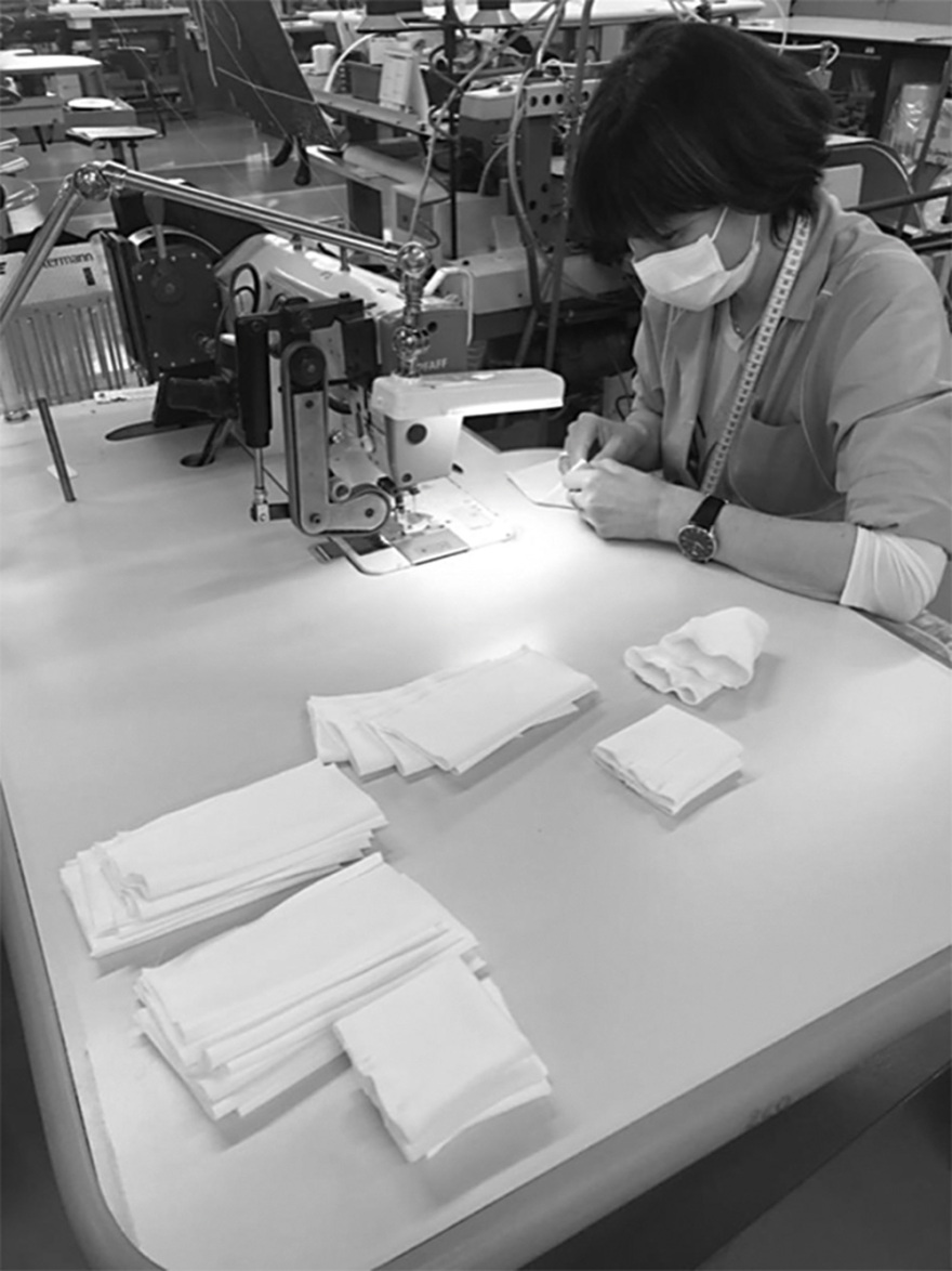 Τζόρτζιο Αρμάνι: Από την υψηλή ραπτική... στην παραγωγή νοσοκομειακών στολών