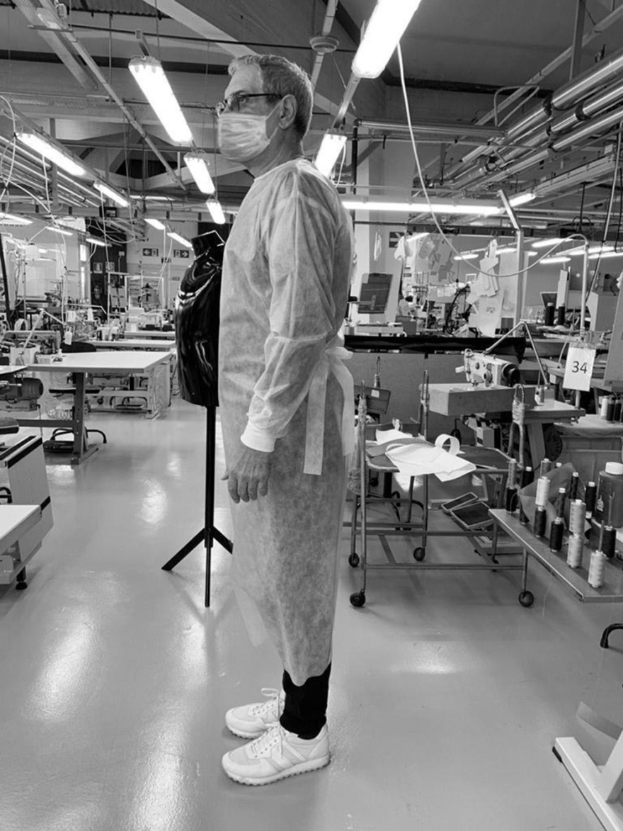 Τζόρτζιο Αρμάνι: Από την υψηλή ραπτική... στην παραγωγή νοσοκομειακών στολών