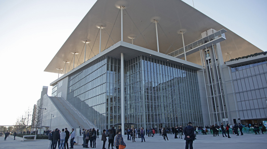 Από τη φιλανθρωπία, στο ποδόσφαιρο: O Δρακόπουλος του «Νιάρχος» πήρε... φανέλα βασικού στη Leeds Utd