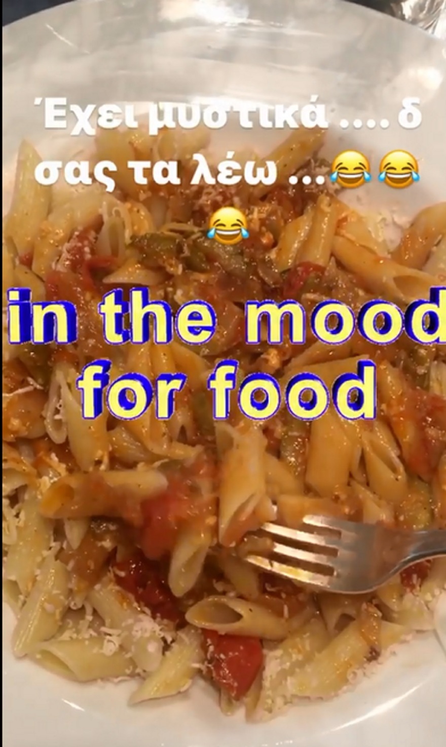 Η Ρούλα Κορομηλά μένει σπίτι και κάνει... αλχημείες 