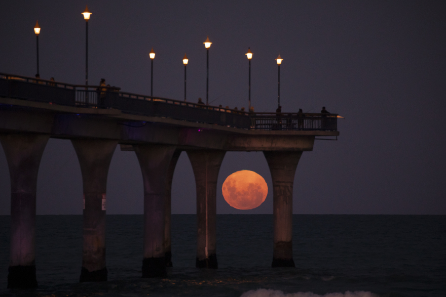Ροζ υπερπανσέληνος: Δείτε το μεγαλύτερο φεγγάρι του 2020