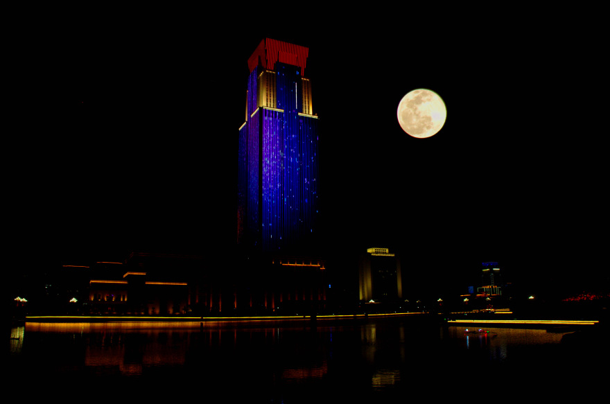 Ροζ υπερπανσέληνος: Δείτε το μεγαλύτερο φεγγάρι του 2020