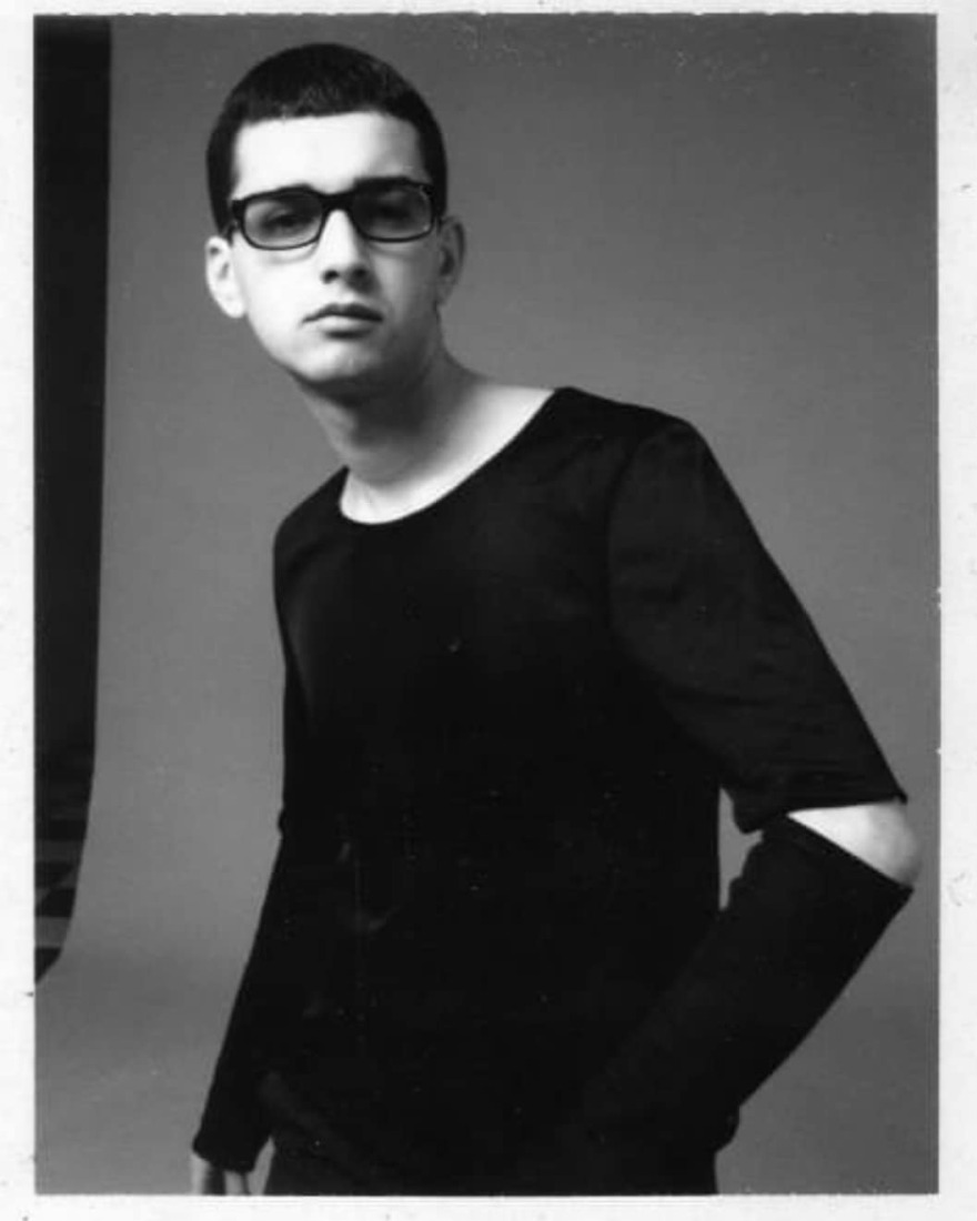 Άγγελος Μπράτης: Δείχνει στους φίλους του πώς ήταν πριν είκοσι χρόνια 