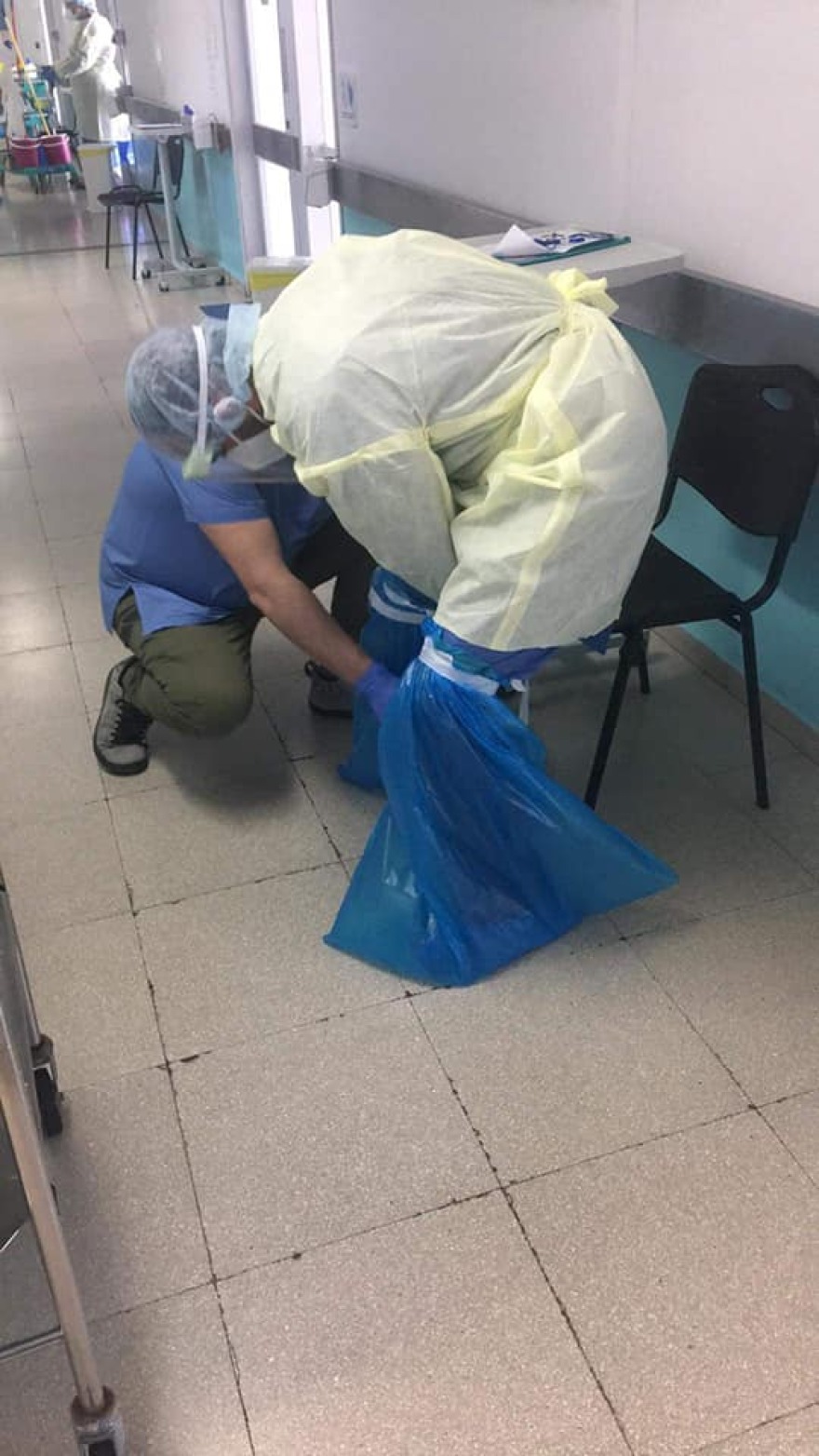 Κορωνοϊός: Σακούλες σκουπιδιών χρησιμοποιούν για «προστατευτικό εξοπλισμό» στο νοσοκομείο της Πάφου