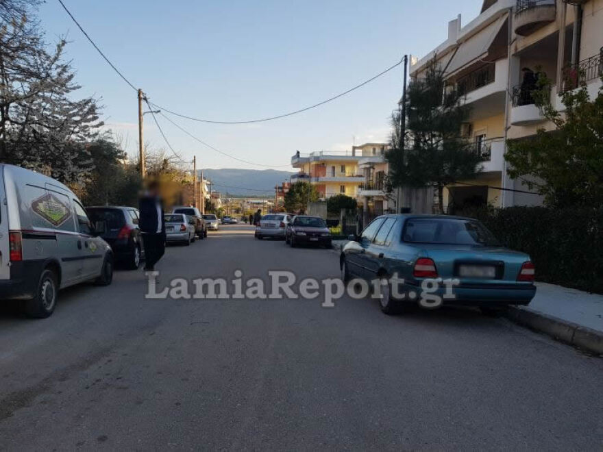 Λαμία: Έσκισε τα λάστιχα δύο αυτοκινήτων, απείλησε νεαρό και ανέβηκε στην ταράτσα με το μαχαίρι