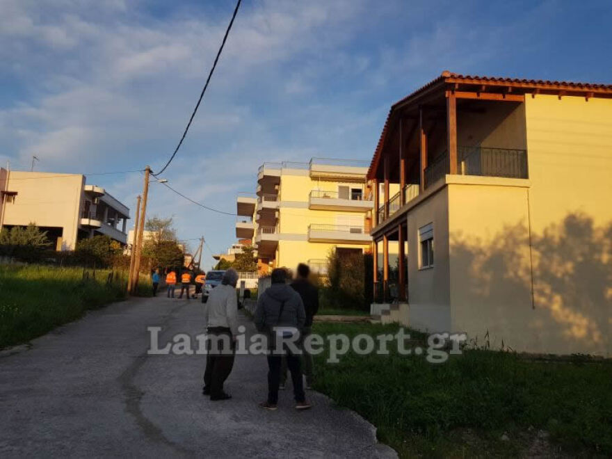 Λαμία: Έσκισε τα λάστιχα δύο αυτοκινήτων, απείλησε νεαρό και ανέβηκε στην ταράτσα με το μαχαίρι