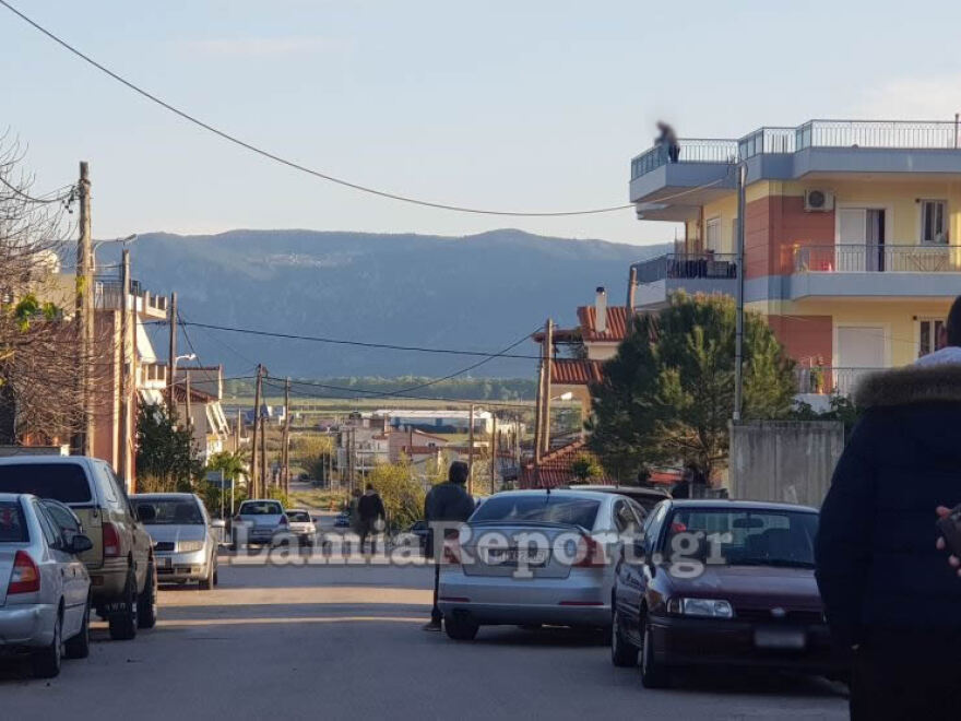 Λαμία: Έσκισε τα λάστιχα δύο αυτοκινήτων, απείλησε νεαρό και ανέβηκε στην ταράτσα με το μαχαίρι