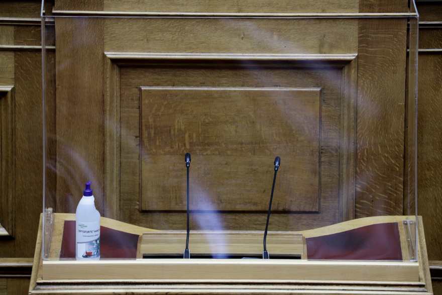 Κορωνοϊός: Eιδικός κλωβός προστασίας στην Ολομέλεια της Βουλής