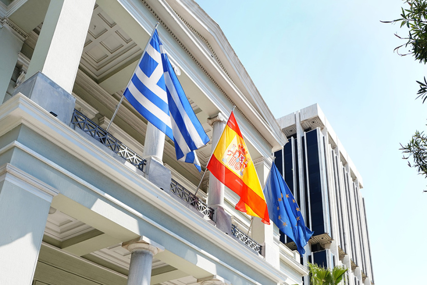 Κορωνοϊός: Βουλή και ΥΠΕΞ υψώνουν την ισπανική σημαία ως ένδειξη αλληλεγγύης προς τον λαό της Ισπανίας