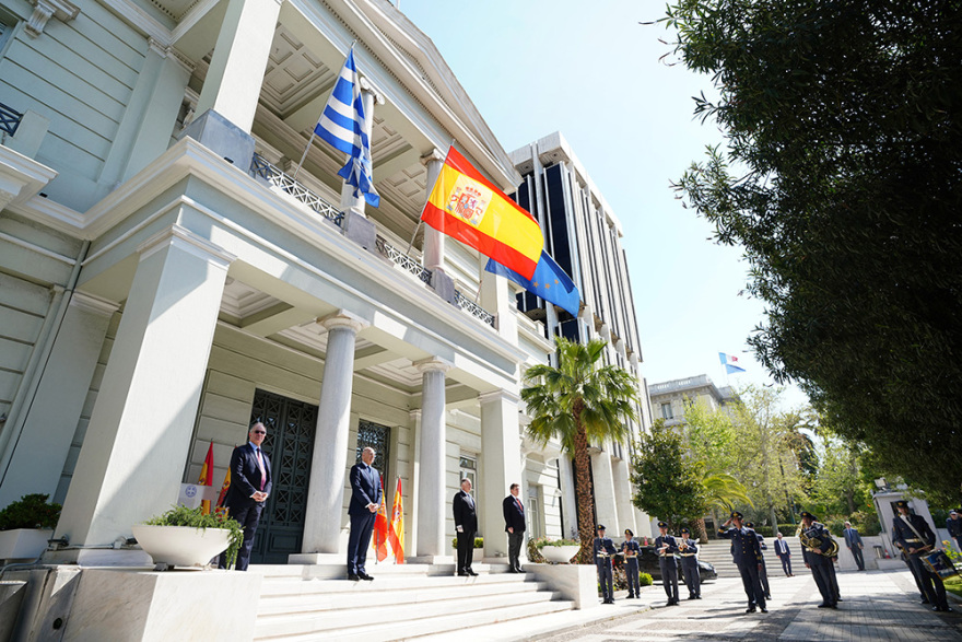 Κορωνοϊός: Βουλή και ΥΠΕΞ υψώνουν την ισπανική σημαία ως ένδειξη αλληλεγγύης προς τον λαό της Ισπανίας