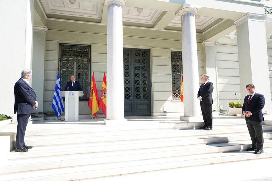 Κορωνοϊός: Βουλή και ΥΠΕΞ υψώνουν την ισπανική σημαία ως ένδειξη αλληλεγγύης προς τον λαό της Ισπανίας