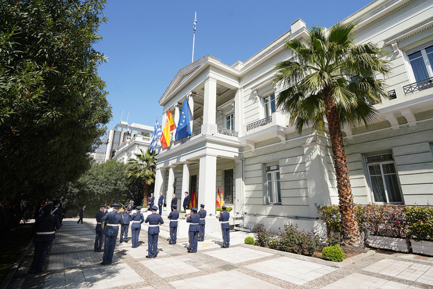 Κορωνοϊός: Βουλή και ΥΠΕΞ υψώνουν την ισπανική σημαία ως ένδειξη αλληλεγγύης προς τον λαό της Ισπανίας