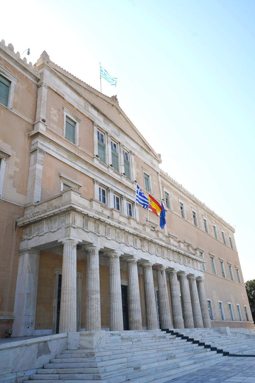Κορωνοϊός: Βουλή και ΥΠΕΞ υψώνουν την ισπανική σημαία ως ένδειξη αλληλεγγύης προς τον λαό της Ισπανίας