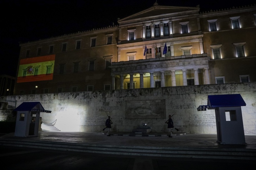 Φωτογραφίες: Με τα χρώματα της ισπανικής σημαίας φωταγωγείται η Βουλή
