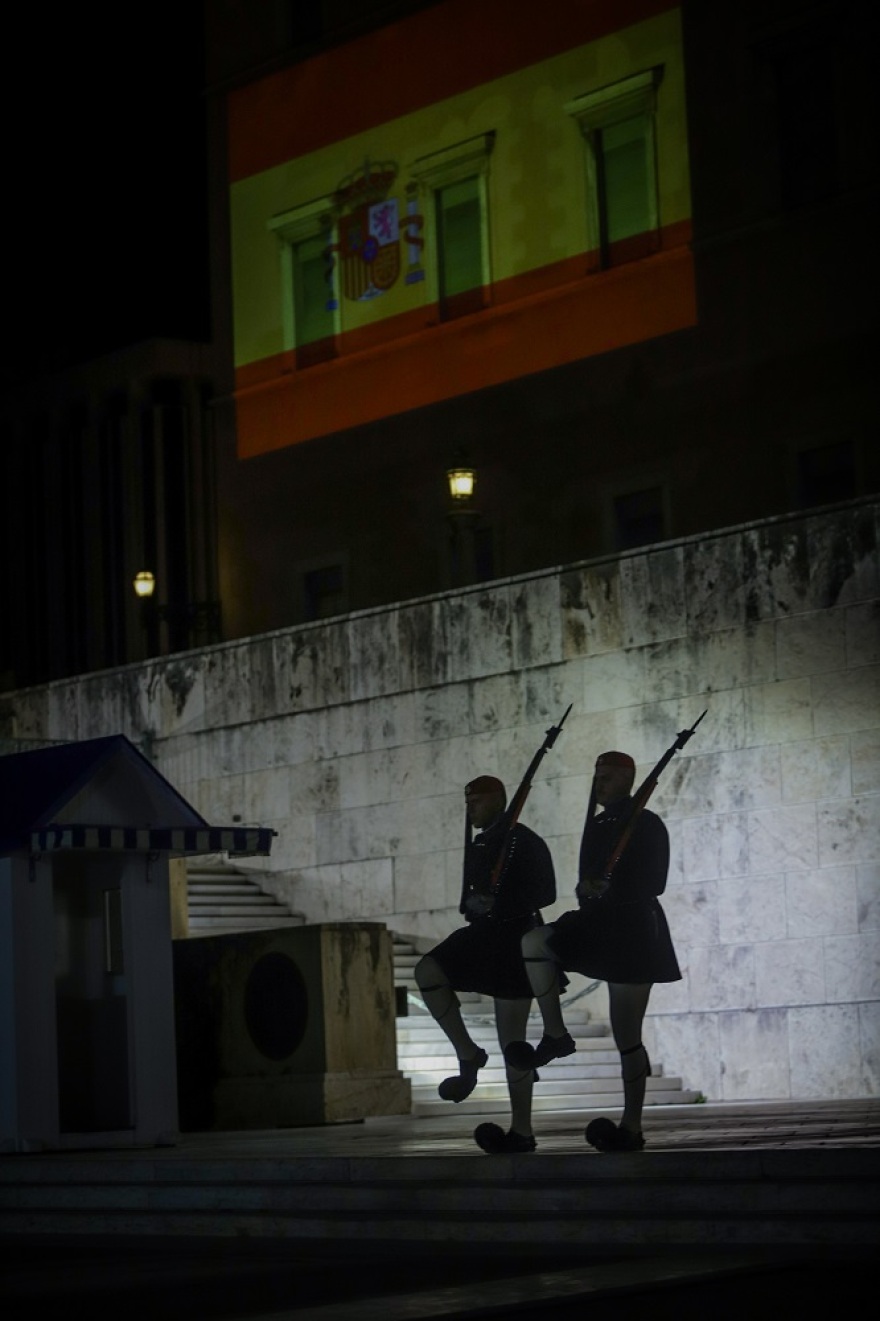 Φωτογραφίες: Με τα χρώματα της ισπανικής σημαίας φωταγωγείται η Βουλή