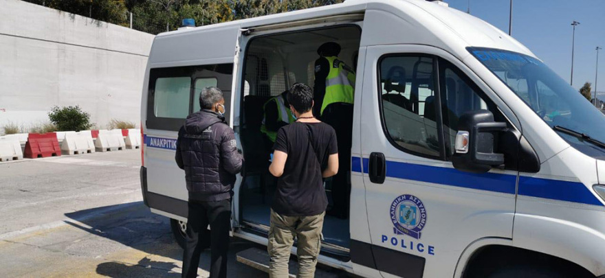 Απαγόρευση κυκλοφορίας: «Τσάκωσαν» Αφγανούς για άσκοπη μετακίνηση στα διόδια της Ελευσίνας