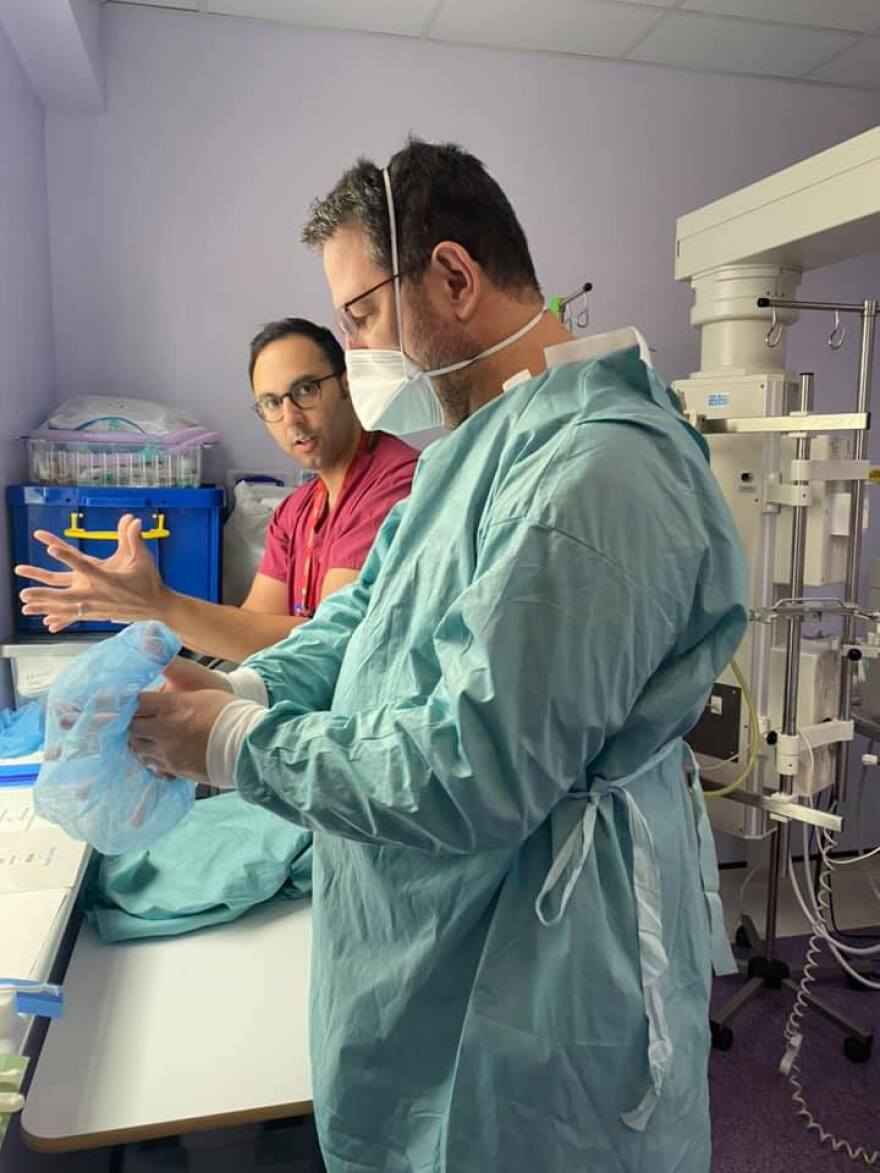 Κορωνοϊός - Βρετανία: Η πρώτη επαφή με ασθενή με Covid-19 σε ΜΕΘ ήταν συγκλονιστική, λέει Έλληνας γιατρός