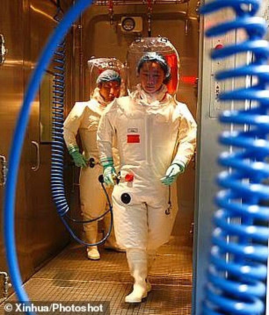 Kορωνοϊός: Eπιστήμονες θυμίζουν... αστροναύτες στο Ινστιτούτο Ιολογίας της Ουχάν - Δείτε φωτογραφίες