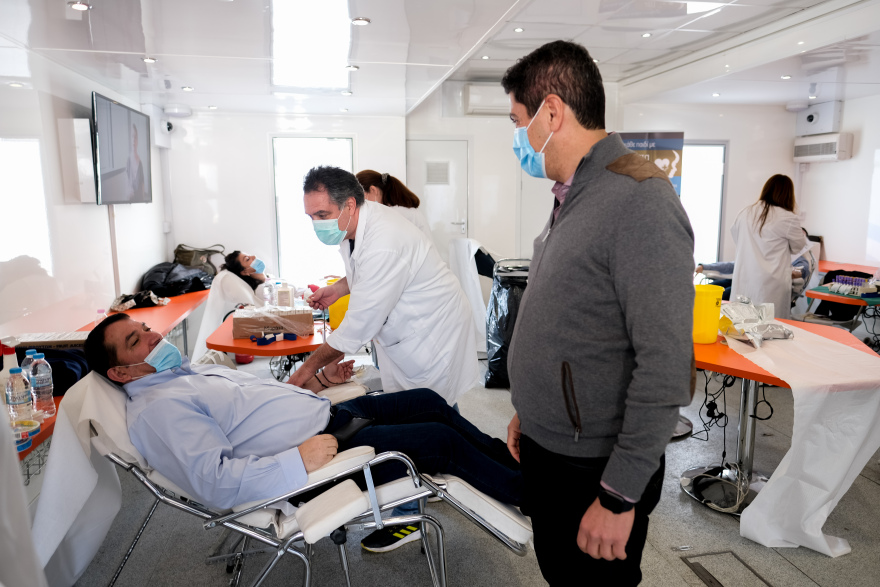 Αυγενάκης και Μώραλης σε διαφορετικό χάι - φάιβ στην εθελοντική αιμοδοσία στο ΣΕΦ