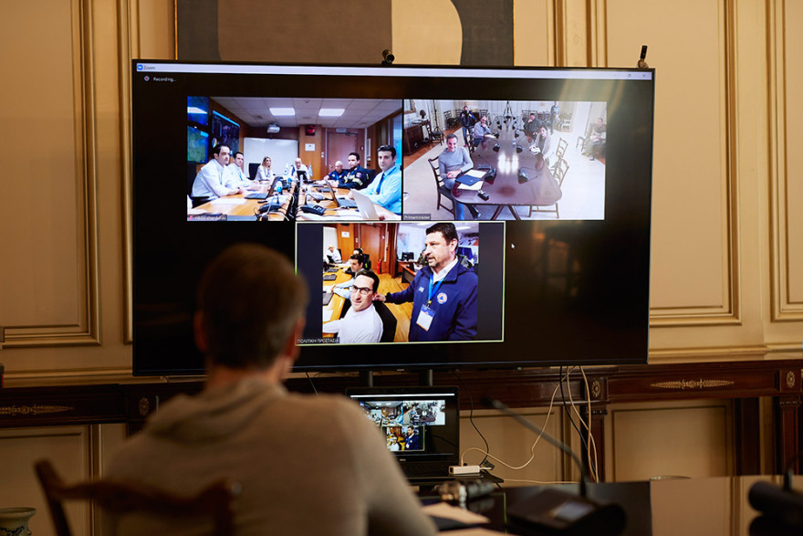 Μητσοτάκης στο κέντρο επιχειρήσεων της Πολιτικής Προστασίας: Η Ελλάδα ανταποκρίθηκε στην πρωτοφανή κρίση